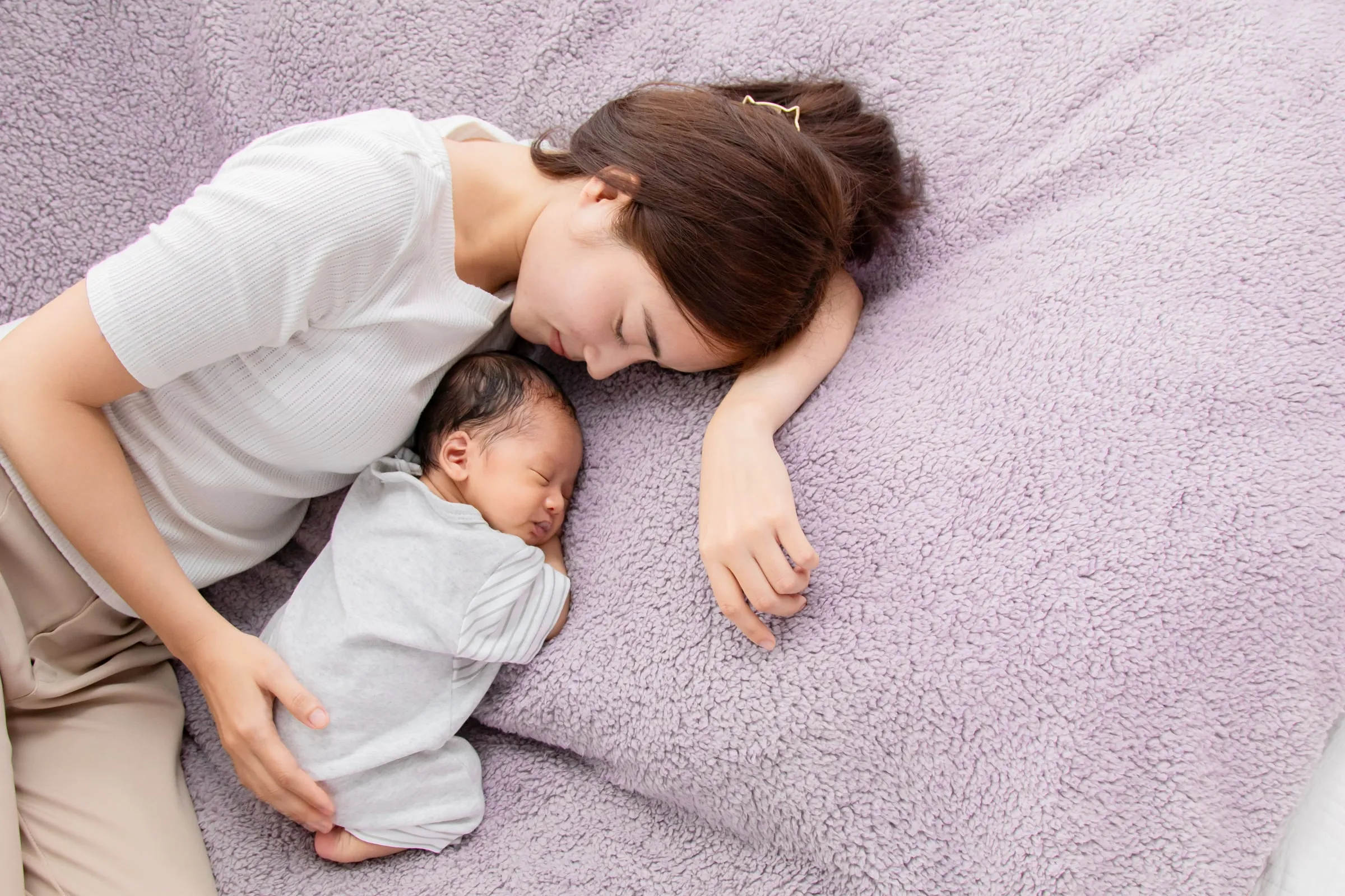 Une maman se repose aux côtés de son nouveau-né