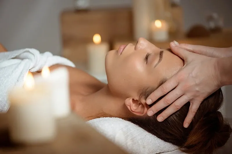 Massage ayurvédique de la tête et du cuir chevelu
