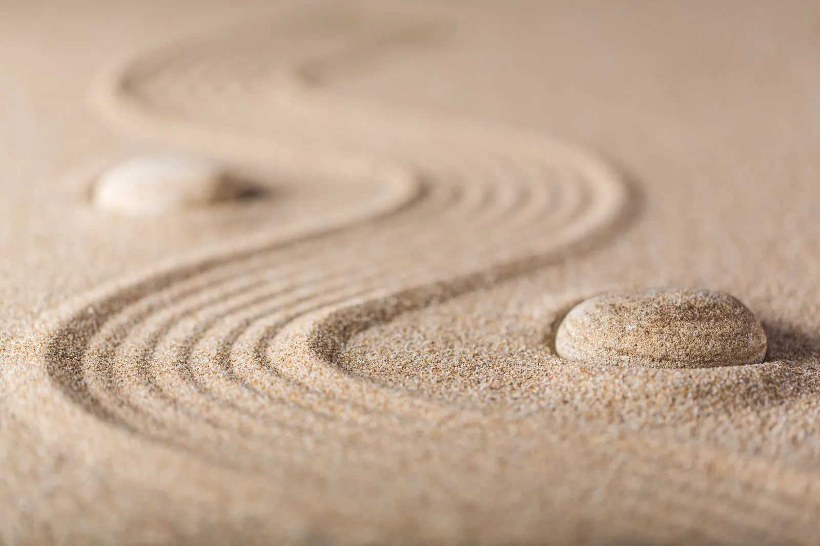 Galets et sable zen, symbole de calme intérieur