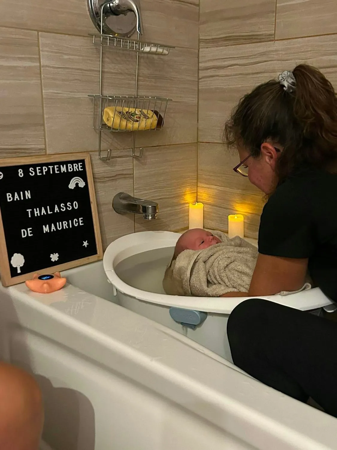 Le petit bain de Joanne installé dans la baignoire des parents, à la lueur des chandelles